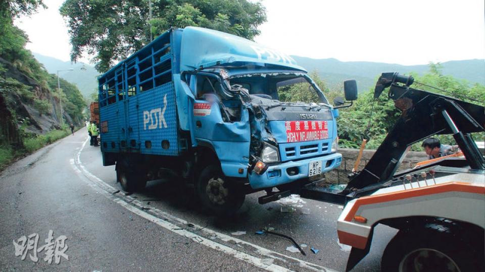 運石油氣貨車車頭凹陷損毁 (黃文雋攝)由消防員趕至救出送院 (黃文雋攝) 運石油氣貨車車頭凹陷損毁 (黃文雋攝)由消防員趕至救出送院 (黃文雋攝)