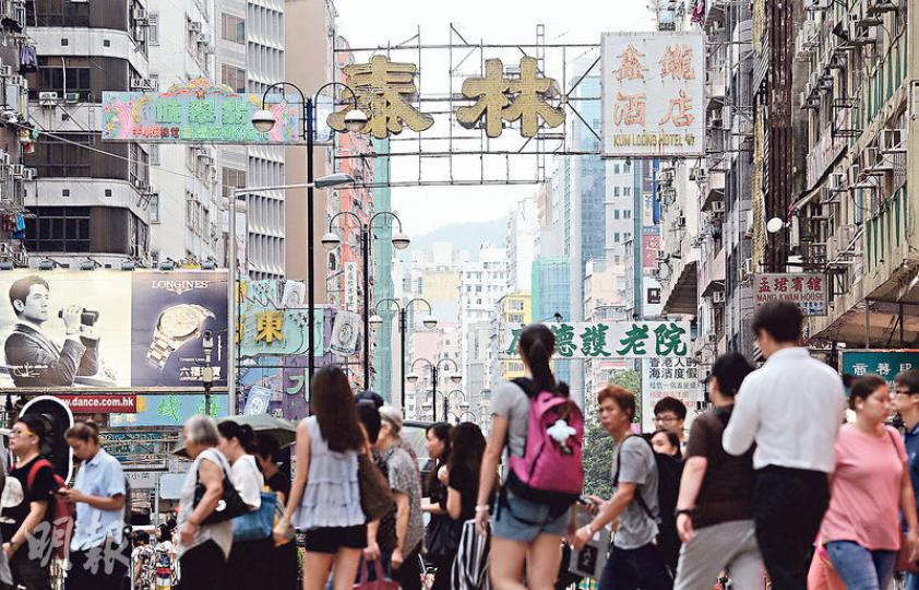 民建聯昨公布各區問題招牌情况,其中位於佐敦彌敦道上,2008年結業的泰林電器招牌仍然懸掛,招牌架上更「僭建」另一酒店招牌。(鍾林枝攝) 民建聯昨公布各區問題招牌情况,其中位於佐敦彌敦道上,2008年結業的泰林電器招牌仍然懸掛,招牌架上更「僭建」另一酒店招牌。(鍾林枝攝)