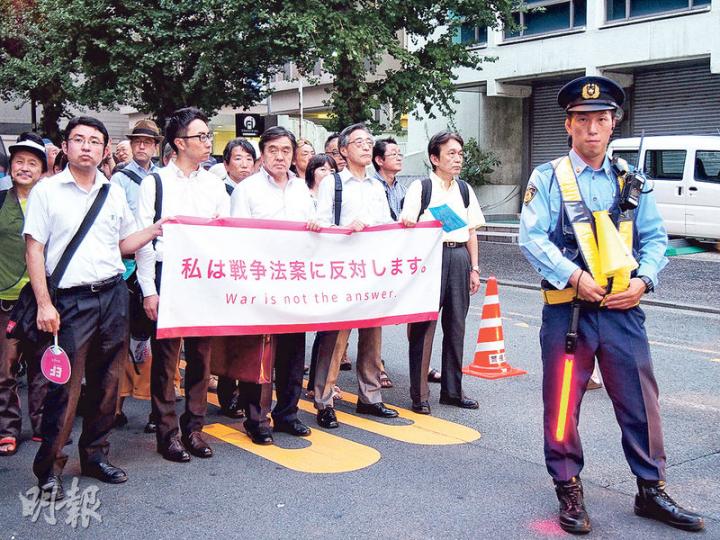 參加反安保法案遊行的市民,在砂防會館外靜待警方指示,等候出發。(林康琪攝) 參加反安保法案遊行的市民,在砂防會館外靜待警方指示,等候出發。(林康琪攝)