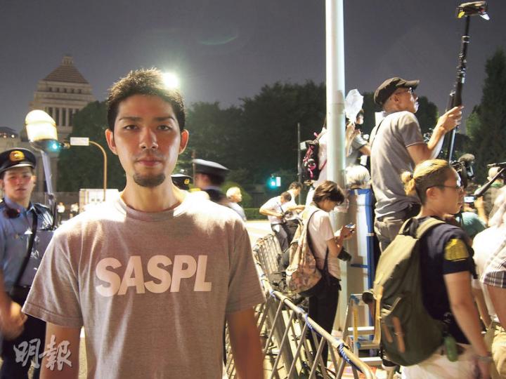 SEALDs成員元山仁士郎積極投身反安保法案學生運動,他去年也有參與反秘密保護法案學生組織,身穿的T恤印有反秘密保護法學生組織SASPL標誌。(林康琪攝)SEALDs逢星期五在國會前示威,成員率領參加者高呼口號,促廢除「戰爭法案」。(林康琪攝) SEALDs成員元山仁士郎積極投身反安保法案學生運動,他去年也有參與反秘密保護法案學生組織,身穿的T恤印有反秘密保護法學生組織SASPL標誌。(林康琪攝)SEALDs逢星期五在國會前示威,成員率領參加者高呼口號,促廢除「戰爭法案」。(林康琪攝)
