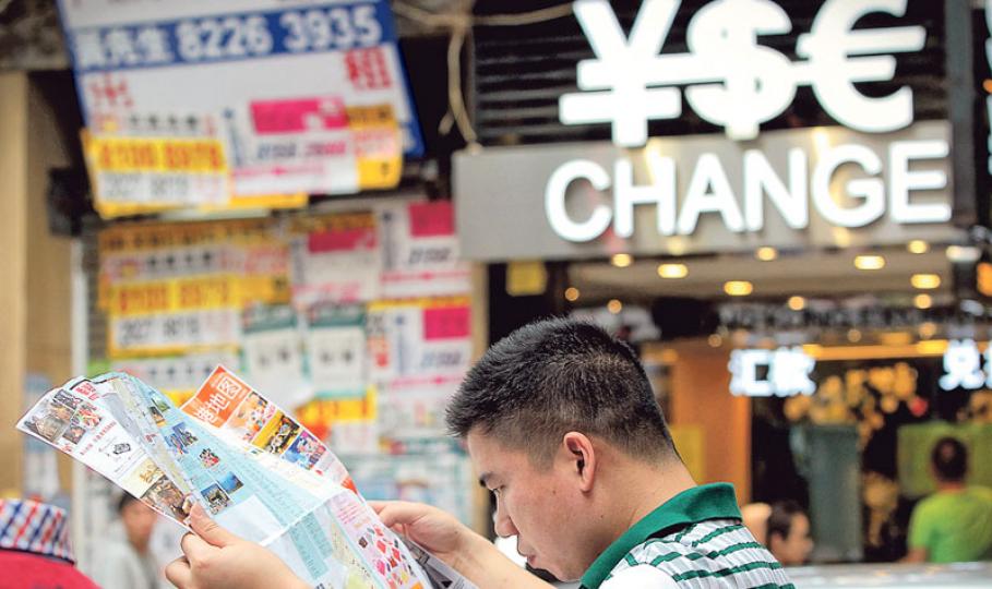 本報記者走訪銅鑼灣,內地旅客普遍仍不知道昨日人民幣貶值,並認為現時在香港購物仍然不算貴,無減來港意欲。(李澤彤攝) 本報記者走訪銅鑼灣,內地旅客普遍仍不知道昨日人民幣貶值,並認為現時在香港購物仍然不算貴,無減來港意欲。(李澤彤攝)