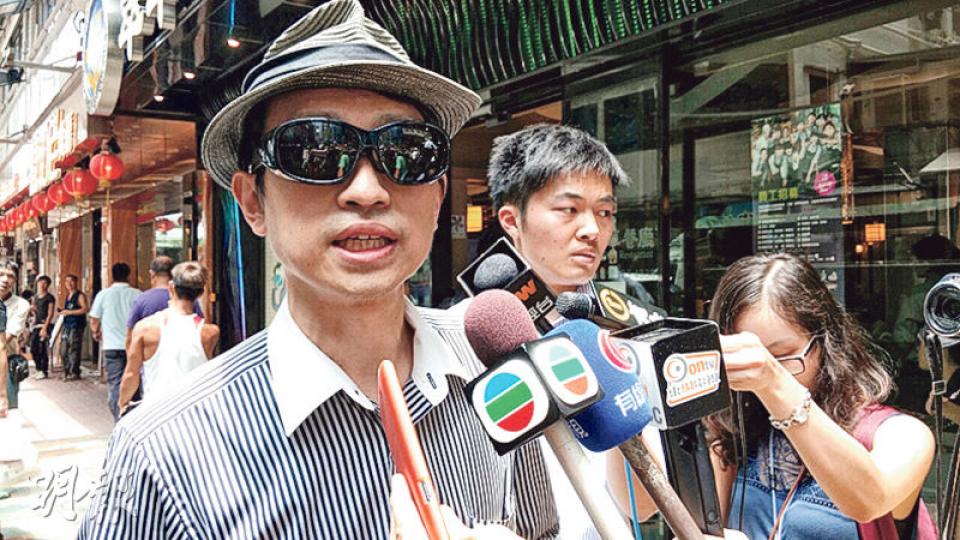 王憓向記者表示父母心情已平復不少,昨日已到內地準備表演。他再次呼籲市民小心提防可疑電話,切勿泄露個人資料。(曾映妹攝) 王憓向記者表示父母心情已平復不少,昨日已到內地準備表演。他再次呼籲市民小心提防可疑電話,切勿泄露個人資料。(曾映妹攝)