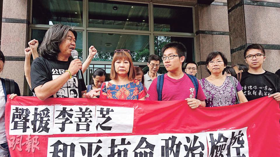梁國雄(前左一)昨在庭外表示,李善芝(前左二)於去年10月15日被補,同日發生七警案,李的案件昨審結,但七警卻仍逍遙法外。(張梓鈴攝) 梁國雄(前左一)昨在庭外表示,李善芝(前左二)於去年10月15日被補,同日發生七警案,李的案件昨審結,但七警卻仍逍遙法外。(張梓鈴攝)