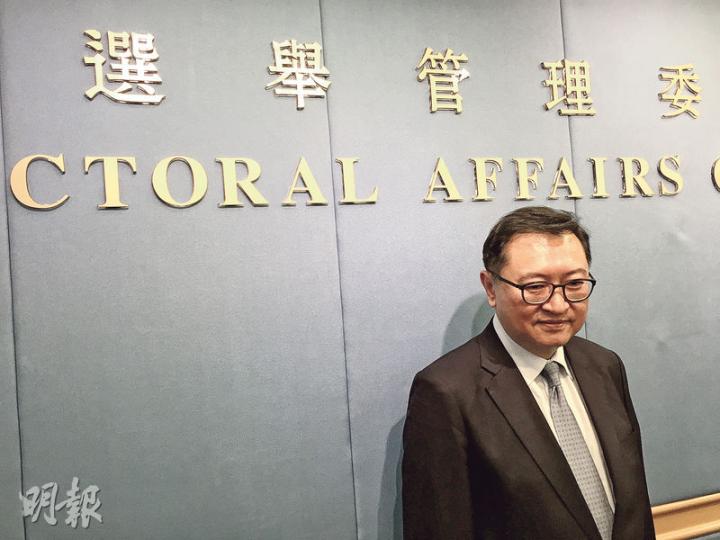 選舉管理委員會主席馮驊(圖)表示,涉及「多人多姓」,或選民登記激增的處所包括老人院,處方一直有查核,沒發現非自願登記的個案。(陳洛明攝) 選舉管理委員會主席馮驊(圖)表示,涉及「多人多姓」,或選民登記激增的處所包括老人院,處方一直有查核,沒發現非自願登記的個案。(陳洛明攝)
