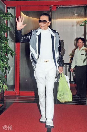 謝賢慶祝完生日,離開時與在場記者揮手,有如賭神現身。(攝影/記者﹕林祖傑、陳釗)拉姑與老公鬍鬚Kong見到孫仔就開心。(攝影/記者﹕林祖傑、陳釗)霆鋒將保母車密封,護送兩子Lucas與Quintus回家。(攝影/記者﹕林祖傑、陳釗) 謝賢慶祝完生日,離開時與在場記者揮手,有如賭神現身。(攝影/記者﹕林祖傑、陳釗)拉姑與老公鬍鬚Kong見到孫仔就開心。(攝影/記者﹕林祖傑、陳釗)霆鋒將保母車密封,護送兩子Lucas與Quintus回家。(攝影/記者﹕林祖傑、陳釗)