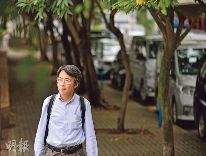 劉進圖昨重臨西灣河遇襲案發現場接受訪問，對於兇徒，他說「願意饒恕佢哋」，「我對兩名被告人無憎恨嘅感覺，為此我感恩」。（鄧宗弘攝）
