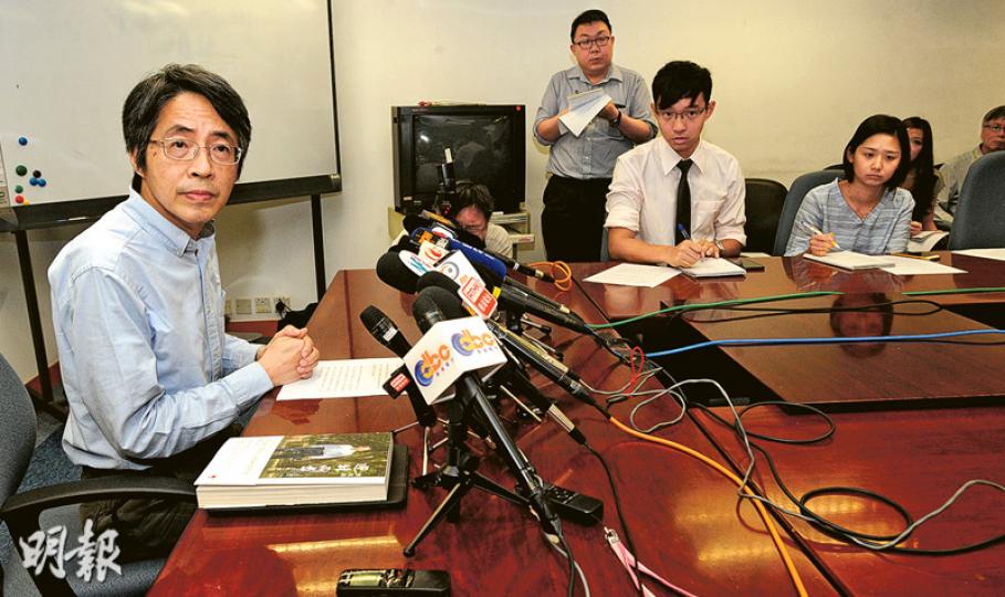 《明報》前總編輯、現任世華網絡營運總裁劉進圖（左）昨在遇襲案裁決後召開記者會，感謝陪審團裁決及警方全力調查案件。但他指真兇仍未現身，已把近年《明報》的「惹火」報道交給警方，冀助警方揪出主腦。（樊銳昌攝）