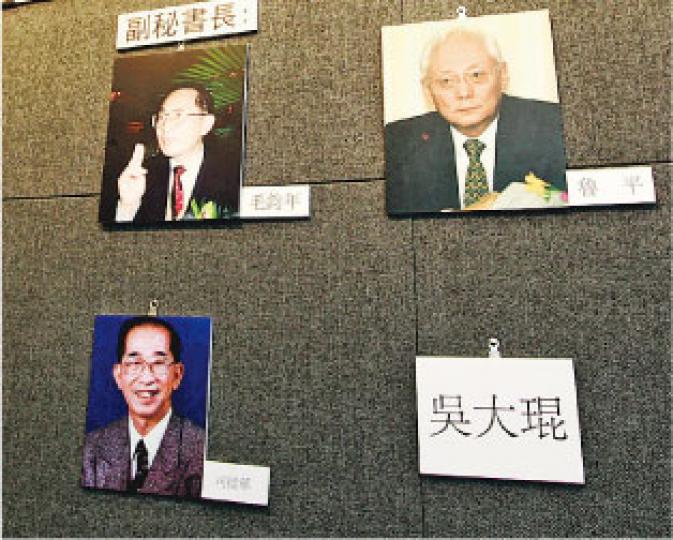 《文匯報》舉辦中國香港《基本法》頒布25周年大型圖片展，展出多個基本法草委嘅肖像同姓名，包括草委之一、已故支聯會前主席司徒華（左下）嘅相，但另一草委、民主黨創黨主席李柱銘就未見喺展板上。（郭慶輝攝） 基本法草委譚惠珠被問到有無發覺唔見咗另一名草委李柱銘幅相時，話唔知道原因，叫Emily問番個機構！珠姐嘅相亦有喺展板上（左下）。（郭慶輝攝）