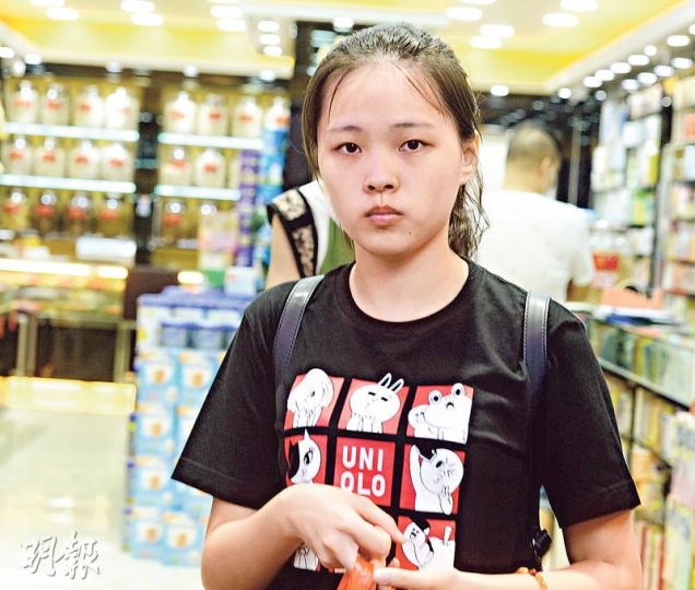 福建旅客陳小姐在銅鑼灣宗宏堂大藥坊購買藥油，稱多次來港購物未曾受騙。（劉焌陶攝）