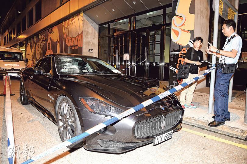一對夫婦昨凌晨取回其瑪莎拉蒂（Maserati）跑車時，遭4名持水喉通男子襲擊受傷，名車擋風玻璃及後鏡亦遭砸毁，警方事後封鎖現場蒐證。（蔡方山攝）