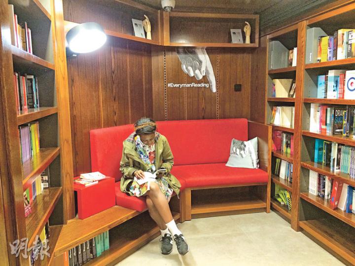 National Theatre的書店不大，但依然設有一角讓人坐下靜靜閱讀。 （Emma攝） 假日總會在倫敦看見很多書攤，多以售賣舊書為主。此為Southbank沿河的假日書攤，就在British Film Institute門外，看完書可以去看戲。（Emma攝） 倫敦這條古書街已成為其中一個旅遊景點，有專賣音樂書、插畫集、小說、戲劇文本等不同書類的書店，湊合起來會是另一家「Hatchards」。（Emma攝） Foyles現成為倫敦人心目中最常到的書店。（Emma攝） Hatchards特別寧