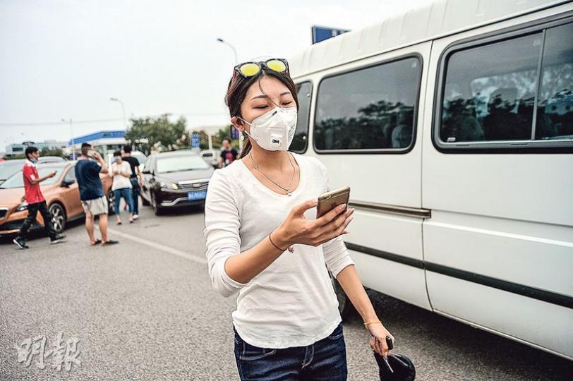 在開發區第二小學臨時安置點，有居民戴上口罩。（明報記者攝）