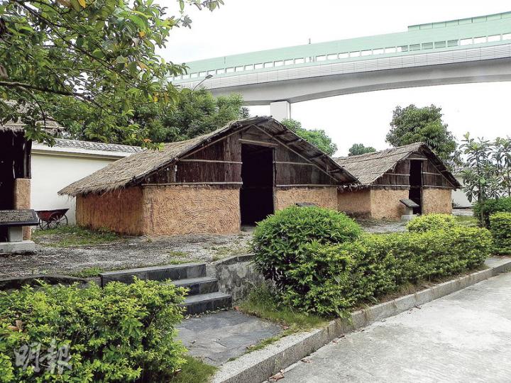 在白石龍村文化名人大營救紀念館的一角，復原了部分遺址，包括兵工廠、草寮招待所以及丫髻山後方醫務所遺址。（李泉攝）獲救的部分文化名人，在白石龍村的草寮招待所暫住。此為複製的舊址。（李泉攝）大營救紀念館內還保存了一座天主教堂，抗戰時期，教堂的神父和修女逃走了，游擊隊將此作為被營救的文化名人暫時棲身處。（李泉攝）