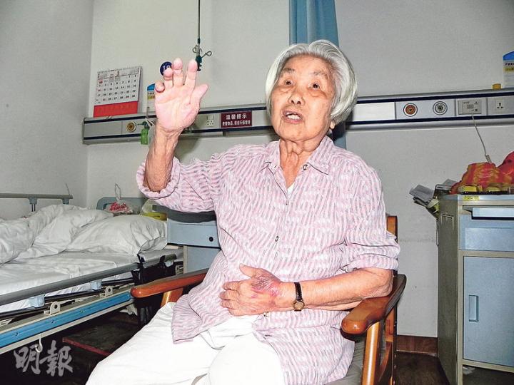 蔡松英婆婆（李泉攝）今年96歲的黃忠元婆婆表示，當時自己只有20多歲，在大營救時期，為了幫游擊隊送槍，還險些被日本人抓住。（李泉攝）