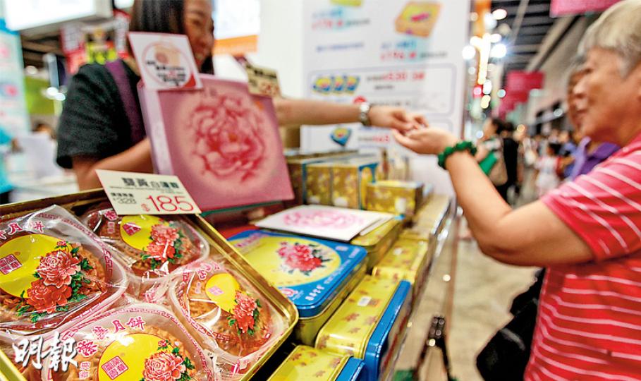六大品牌月餅當中，榮華美心雙黃白蓮蓉月餅的糖及飽和脂肪含量皆屬最高。榮華表示，月餅皮須加入糖漿，白蓮蓉亦要用砂糖及油才有獨特清香及嫰滑口感；該公司已推出低糖月餅多年，並會研究減糖及飽和脂肪可行方案。（郭慶輝攝）