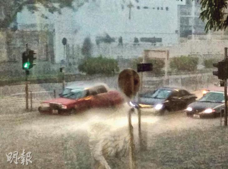 紅色暴雨期間，馬鞍山富安花園滂沱大雨，馬路水深逾1呎，駛經車輛都要減速駛過「水塘」，以免死火「拋錨」。（網民Edward Pang攝）
