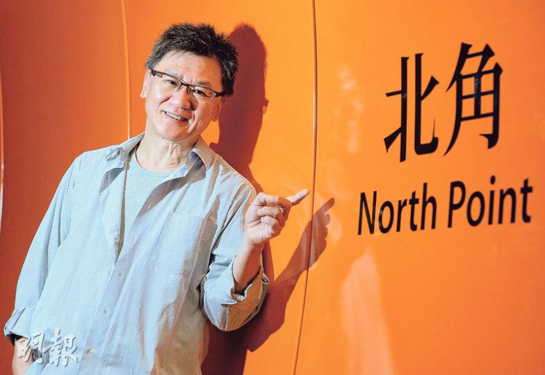 造字達人柯熾堅（劉焌陶攝）柯熾堅在列車長椅上，一筆一畫，說文解字。（劉焌陶攝）