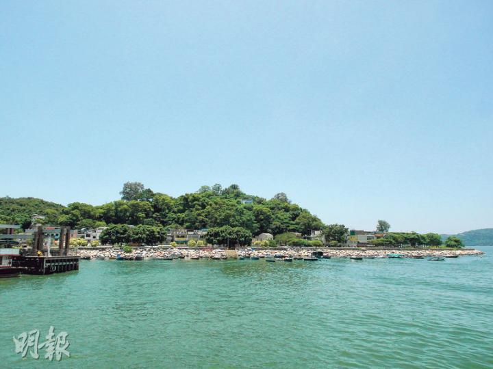 （陳嘉文攝）長春社文化古蹟資源中心的阿邦（陳嘉文攝）勝利合記石灰窯廠，現在剩下兩座相對完好的建築物，廠名用石雕，兩層高的瓦頂廠房，宏偉依然。（陳嘉文攝）偌大的牛皮廠，廠房已倒塌，餘下的廢墟，現場看更具震撼力。（陳嘉文攝）火柴廠範圍很大，由北灣延伸至東灣，當年工廠有豎立界石以標示廠房範圍。去年，阿邦在東灣仍找到界石（上圖，界石圖片由長春社文化古蹟資源中心提供），但這次來到，遍尋不獲，看來已被剷走了。（陳嘉文攝）超記已開店四十多年，店舖所在的街道，以前滿是類似的瓷器店。（陳嘉文攝）仙姊廟的外觀，設計