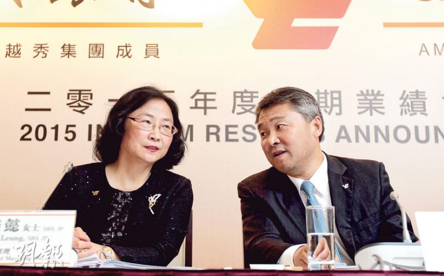 創興銀行副主席兼董事總經理梁高美懿（左）表示，供股集資所得將用於補充資本金、擴展內地業務、重整香港分行網絡、增強產品結構及改善資訊科技系統。圖右為該行主席張招興。（李澤彤攝）