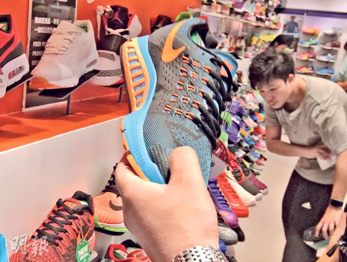 Nike Zoom Structure 18（圖）在5個穩定性跑鞋樣本中，獲跑手評分最低，參與測試的跑手認為它不及其他型號舒適，性能亦一般。（李澤彤攝）