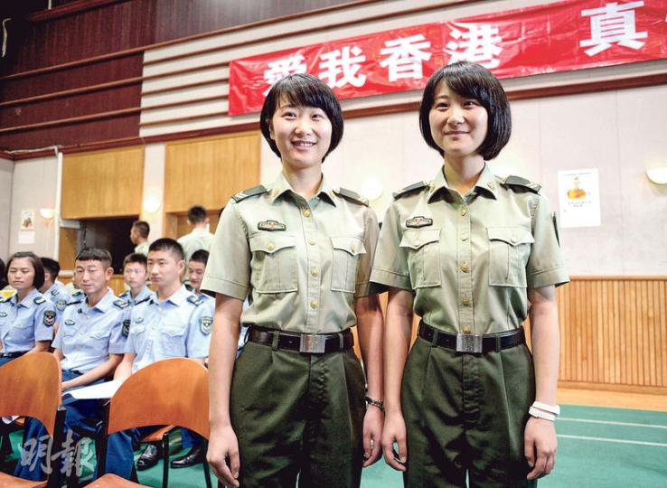駐軍原來有對孖女，陸瀟（左）與陸琪（右）出席捐血活動，可惜紅十字會話佢哋剛病好，唔可以為香港付出第一滴血。陸琪話捐血可增進解放軍與港人之間情誼，而身為解放軍有義務參與公益活動。﹙鍾林枝攝）