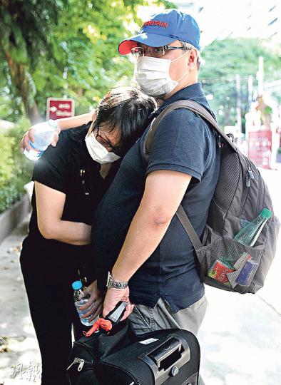 港人死者陳詠釿的父母昨到達泰國辦理認屍手續，當兩人在電子熒幕上看到女兒遺體時傷心欲絕，陳母伏在丈夫肩上飲泣。（林俊源攝）當地時間晚上約10時半，有數名男女到醫院，為24歲姓彭女死者辦理認屍手續。（林俊源攝）