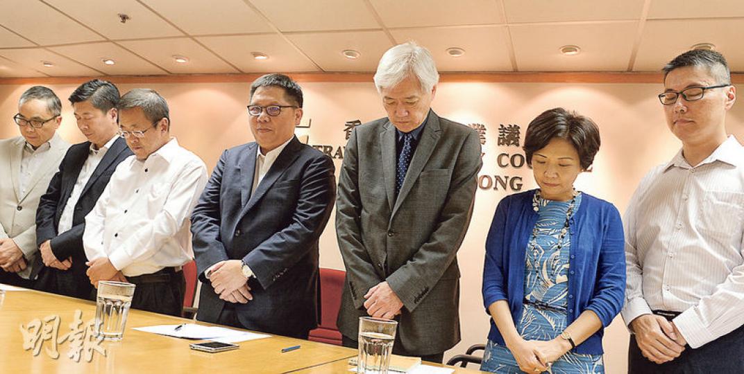 旅遊業議會昨就曼谷爆炸案與旅行社開緊急會議，會前為事件中死難者默哀。中為旅議會總幹事董耀中，左為該會主席胡兆英。（劉焌陶攝）