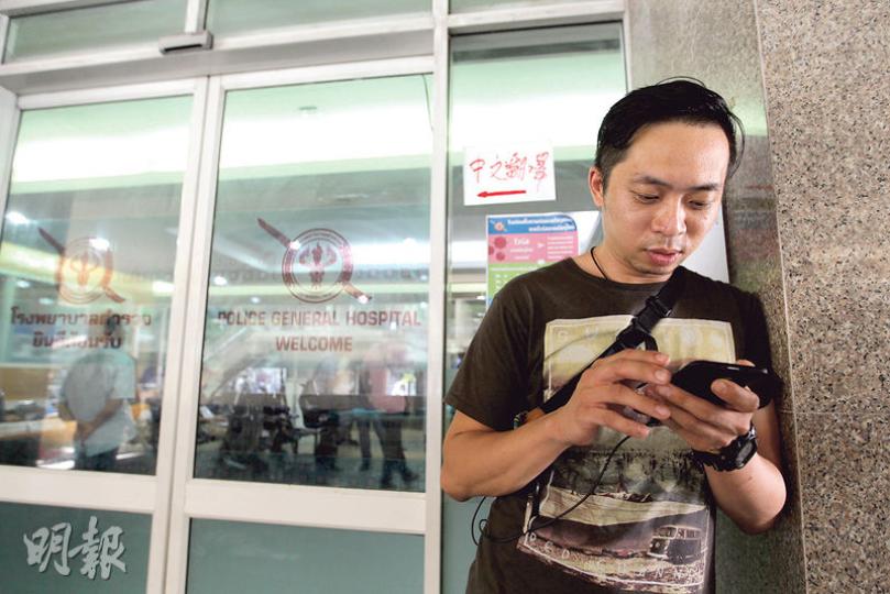 30歲居泰港人Tom，昨晚於網上獲悉爆炸消息後，與數名同來自香港的男友人自發駕電單車，到不同醫院協助受輕傷港人。（林俊源攝）