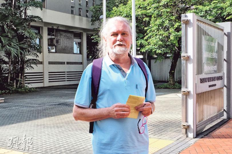 澳洲籍被告Amstutz Peter Bernhard昨否認一項非禮罪受審，他在庭上稱，當日由澳洲經香港轉機往瑞士，希望見年邁母親最後一面，詎料因事件滯留香港個多月。（邱榕瀅攝）