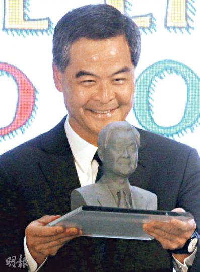 特首梁振英獲主辦單位送贈早前為他掃描製作的3D打印肖像，惟像真度方面，眼睛位置未夠細緻。（李紹昌攝）工作人員手持儀器為梁振英（左）掃描，電腦亦顯示梁振英的肖像，而部分層次較多、深色的地方如髮型，則會多掃幾下，令像真度更高。（李紹昌攝）