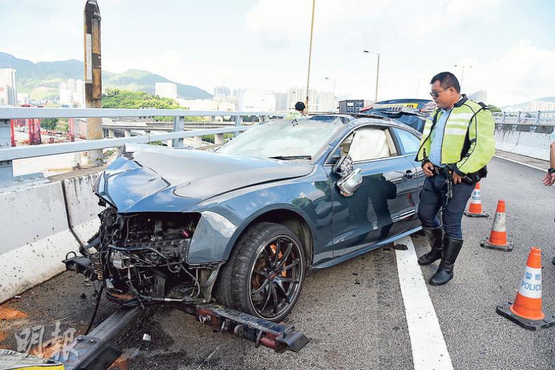 青衣涉酒後駕駛車禍中，肇事私家車失控翻滾及連打白鴿轉，全車嚴重損毁，幸司機僅受輕傷，拒絕送院。（蔡方山攝）