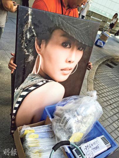 出生於四川的事主秦嘉儀（圖中女子）17歲隻身離鄉到深圳工作，其後與港人結婚，移居本港。不久秦離婚，於2007年在夜總會任職公關小姐期間，認識殺害她的被告陳文深，為本宗謀殺案拉開序幕。（劉卓瑩攝）