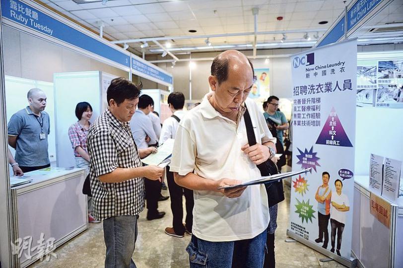 勞工處於沙田大會堂招聘會提供約5800個空缺，不少人到場搵工，但場外就有大批地產代理「搶客」，呼籲求職者投身地產代理行業。圖為招聘會場內情况。（鍾林枝攝）