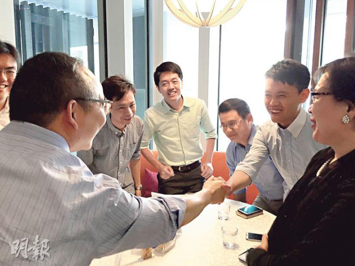 民政局長劉江華（左一背向鏡頭）同副局長許曉暉（右一）噚日同民主黨幾名年輕成員，包括該黨副主席羅健熙（右二起）、尹兆堅、許智峯、區鎮樺、沈運華會面，劉江華同羅健熙喺討論政策前先握手，Emily就聽到氣氛唔錯，仲不時傳來大笑聲。（陳洛明攝）
