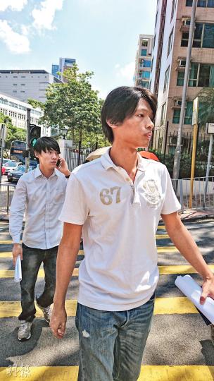 兩被告李旺（後）及張家成（前）去年11月在九龍城裁判法院外向黃之鋒「掟雞蛋」。任職運輸工的張昨在庭上被問及擲蛋原因時表示：「因為佢（黃之鋒）搞到無得開工。」（張梓鈴攝）