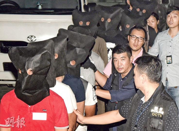 警方在元朗一目標車房破獲黑幫武器庫及拘捕16人，當中包括14名疑為黑幫「僱傭兵」的巴基斯坦大漢。（蔡方山攝）