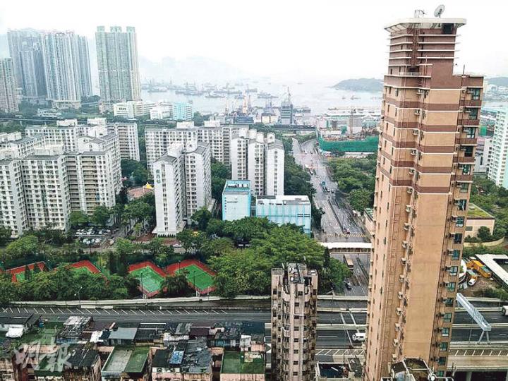 丰匯3座高層實用362方呎C室，業主月租叫價1.7萬元，屬屋苑叫價最高的1房戶；單位最大賣點是座擁開揚西九龍及昂船洲海景。（林可為攝） 1房單位因處高層，採光充足；另外，在開放式廚房前臨位置，裝設有固定工作枱（附鋅盤），而單位內櫳亦算四正。（林可為攝）