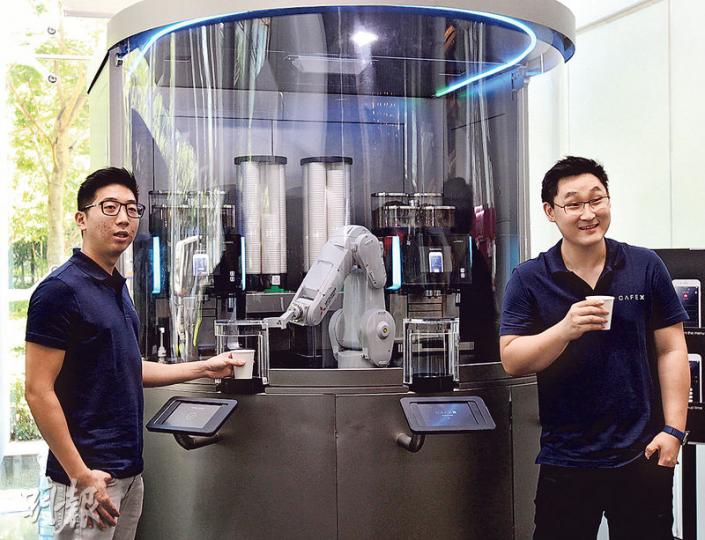 Cafe X「機械即磨咖啡站」的設計，是以一隻機械臂結合兩部自動咖啡機、3個出口，來同時服務多名顧客，減少樽頸，提高成本效益。圖為Cafe X Technologies Ltd兩名創辦人孫浩軒（左）及胡曉寧（右）。（攝影：李紹昌）