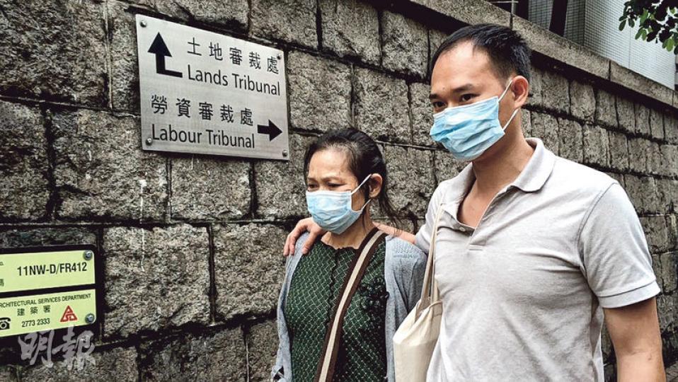 大埔劍橋護老院被揭發在平台上，將部分缺乏自理能力的女住客脫至全裸或半裸露天等候洗澡。為女住客洗澡的女護理員張玉琼（左），透過勞資審裁處向院方追討約10萬元的代通知金及長期服務金或交替的遣散費。（張梓鈴攝）