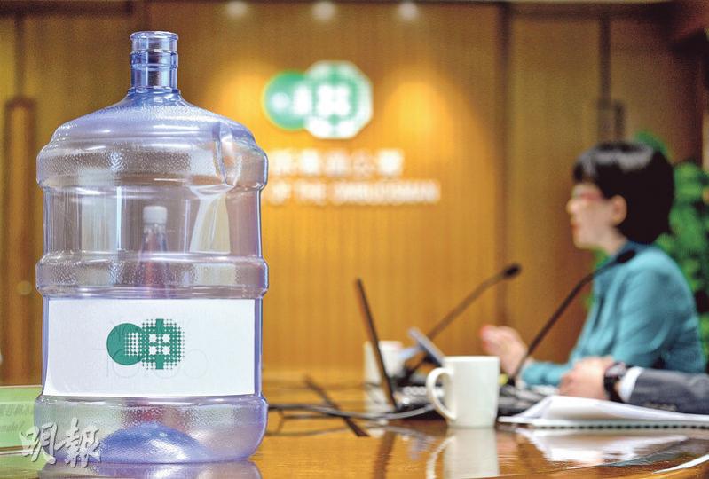 申訴專員劉燕卿說，無法評估水務署處理私人水管滲漏個案效率不理想浪費了多少食水，但她指一個水龍頭每秒漏一滴水，每日便浪費食水21.6公升，較圖中商用裝18.9公升蒸餾水樽的容量更多。（蘇智鑫攝）