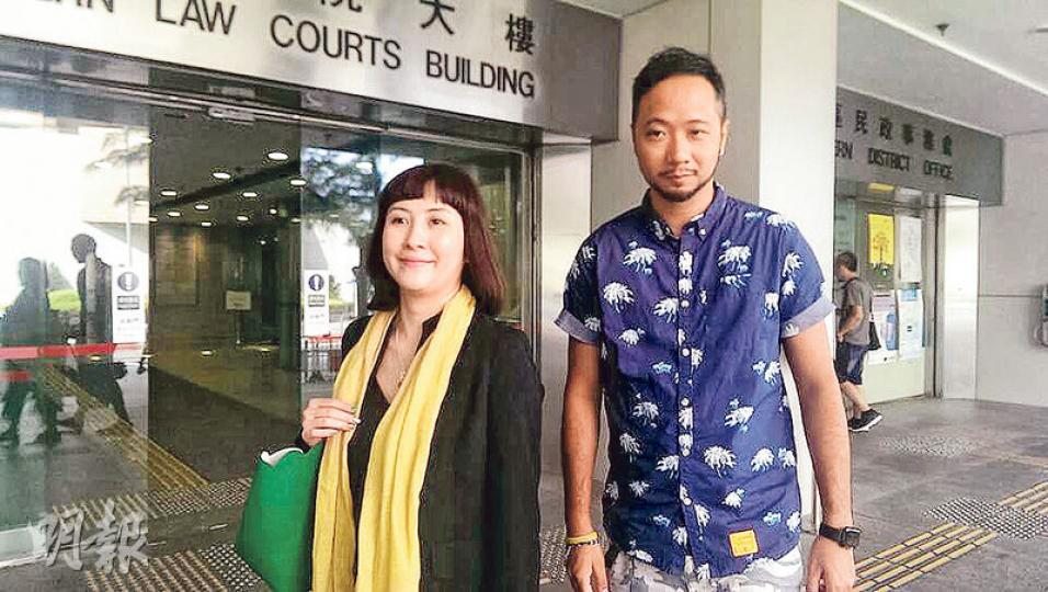 指控「七警」毆打的公民黨成員曾健超（右），與被告梁玥晴（左）同於去年10月15日在金鐘添馬公園被捕，他昨表示與七警案同日發生的案件已進入判刑等司法程序，惟七警案至今仍未展開司法程序。（章淑廉攝）