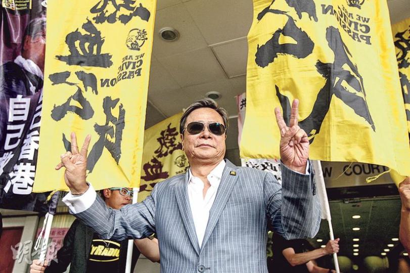 被指襲擊特首梁振英的立法會議員黃毓民（圖），昨在近30名熱血公民成員陪同下離開法院，黃稱將就本案「奉陪到底」。（李紹昌攝）
