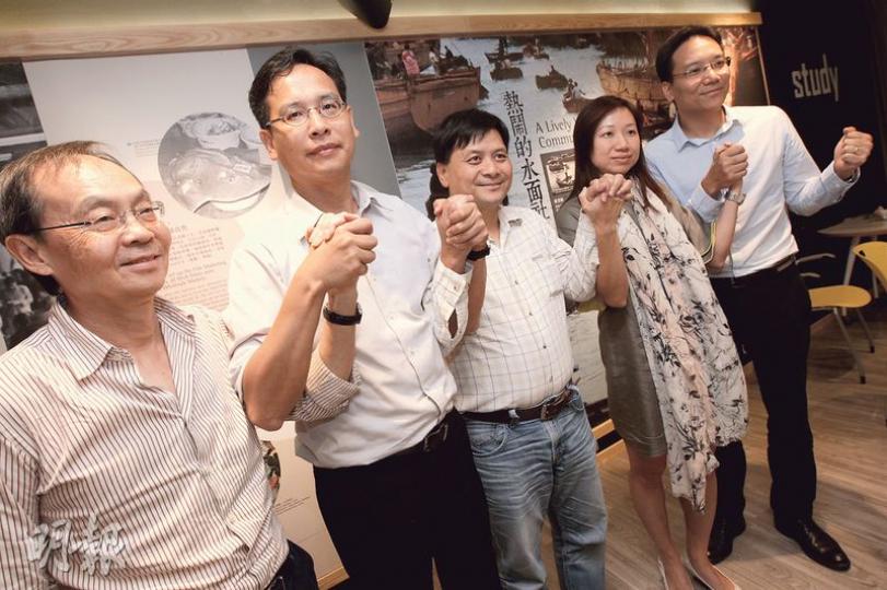 港大校友關注組核心成員昨見記者，講述成立原因，由左至右分別是72年畢業生吳錦祥、84年畢業生兼教育界立法會議員葉建源、88年畢業生麥東榮、99年畢業生黃瑞紅及98年畢業生王振星。（李紹昌攝）