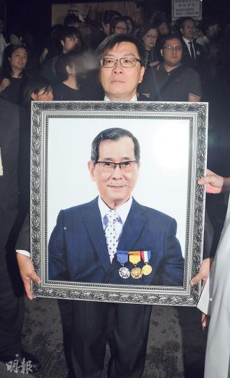 林潤笙捧着父親林家聲遺照,他讚揚父親醉心粵劇藝術,有堅毅意志,他會永遠懷念。(攝影:孫華中) 汪明荃昨日一身中性服飾到靈堂送別林家聲。(攝影:孫華中) 陳寶珠對林家聲離世感悲痛,兒子楊天經及梅雪詩攙扶她。(攝影:孫華中) 蓋鳴暉與龍貫天感謝林家聲悉心指導。(攝影:孫華中) 南紅與林家聲在粵語片時代合作過不少作品。(攝影:孫華中) 周振基、楊偉誠、毛俊輝、葉家寶等為林家聲扶靈,葉家寶盛讚林家聲是一代宗師。(攝影:孫華中) 一眾聲迷在靈堂外冒雨撐傘守候,向聲哥作最後告別。(攝影:孫華中) 林潤笙捧着父親林家聲遺照,他讚揚父親醉心粵劇藝術,有堅毅意志,他會永遠懷念。(攝影:孫華中) 汪明荃昨日一身中性服飾到靈堂送別林家聲。(攝影:孫華中) 陳寶珠對林家聲離世感悲痛,兒子楊天經及梅雪詩攙扶她。(攝影:孫華中) 蓋鳴暉與龍貫天感謝林家聲悉心指導。(攝影:孫華中) 南紅與林家聲在粵語片時代合作過不少作品。(攝影:孫華中) 周振基、楊偉誠、毛俊輝、葉家寶等為林家聲扶靈,葉家寶盛讚林家聲是一代宗師。(攝影:孫華中) 一眾聲迷在靈堂外冒雨撐傘守候,向聲哥作最後告別。(攝影:孫華中)