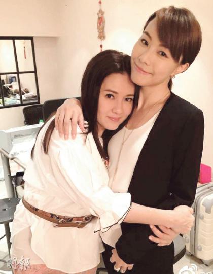 李麗珍雙手緊抱鄧麗欣拍照,兩人在新戲中演母女,但看起來更似姊妹。(微博圖片) 鄧麗欣表示拍拖出街通常讓男友話事。(攝影:鍾偉茵) 李麗珍雙手緊抱鄧麗欣拍照,兩人在新戲中演母女,但看起來更似姊妹。(微博圖片) 鄧麗欣表示拍拖出街通常讓男友話事。(攝影:鍾偉茵)