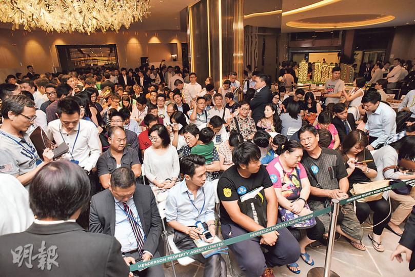 在近期股市波動下，迎海．駿岸昨晚發售首批100個單位，結果即晚仍售出約65伙，佔首批可售單位約65%。（陳淑安攝）買家心聲﹕現居於大埔的張先生，昨以約750萬元購入一個兩房戶作投資。他表示，自己沒有沾手股票，即使近期股市波動，亦未有動搖他入市信心。他又認為樓盤環境優美，形容「買樓就如揀女朋友」。他又稱看好樓市前景，認為「有錢最好買樓」。（李宛婷攝）買家心聲﹕昨日以700餘萬元入市的陳先生稱，由於擔心未來樓市走勢，故計劃把上述單位留予3歲的兒子，打算日後讓其作結婚之用。他認為，買樓要看長遠點，即使
