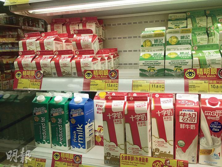 本報昨晚到北角堡壘街百佳觀察，該分店仍有十字牌鮮牛奶出售，但「此日期或之前食用」為2015年8月28日，非出事批次的食用期限。（樊銳昌攝）