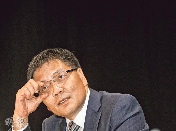 梁家榮昨與記者茶叙，稱自己仍在摸索港台運作，看過同事製作的節目後十分感觸，認為節目探討議題夠闊夠深。他稱相信同事的經驗和專業判斷，不會干預製作，若往後有節目需要改革，改革方式會由同事決定。（李紹昌攝）