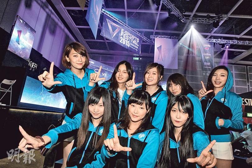 本港首隊電子競技女子隊伍GIRLS HK，主攻《英雄聯盟LoL》，8人嘅「機齡」平均一至兩年，聽日會代表香港出戰，同台灣嘅女子隊Logi-A一決高下。（李紹昌攝）樂視今年首推「買電視送手機，再加一年樂視會籍」，名額限量100個，電視加會籍夾埋只係1999大元，比原價平近一半！職員話，一開鑼優惠旋即刻售罄，「有啲客人兩日前，已經喺會展出面排定隊」。（李紹昌攝）