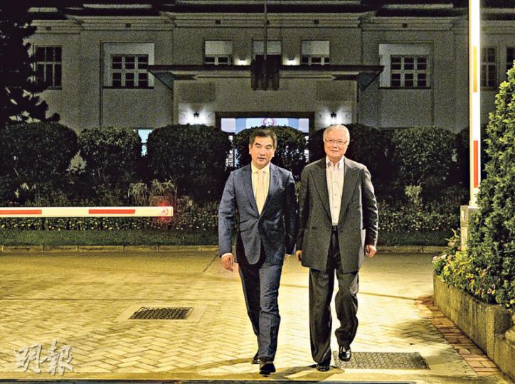 特首梁振英噚晚喺禮賓府宴請自由黨4個立法會議員，黨主席鍾國斌（左）同黨魁方剛（右）晚飯後見記者，鍾國斌話席上比較多傾經濟民生，無傾到CY連任問題。方剛形容晚宴氣氛和諧。（鍾林枝攝）